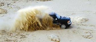 في خضم الاستعراض والغبار يغطي السيارة