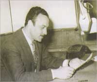 يقرأ نشرة الأخبار