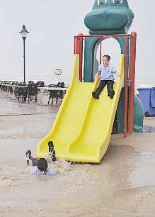 اطفال يتدحرجون على زخات المطر		(تصوير زكريا عطية)