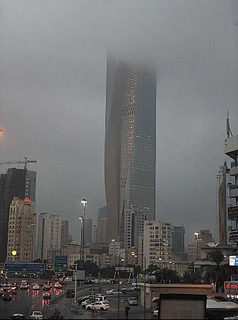السحب غطت المباني الشاهقة في العاصمة	(تصوير نور هنداوي)