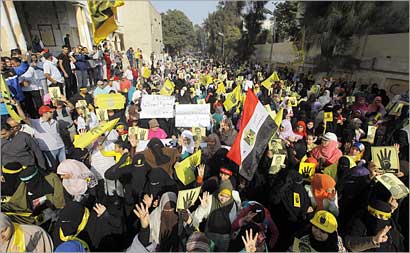 مؤيدون لمرسي خلال تظاهرات امام مسجد رابعة العدوية في القاهرة امس (ا ب)