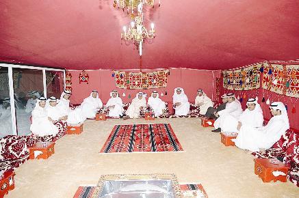 المواطنون في المخيم يتحدثون لـ «الراي» 	(تصوير كرم ذياب)
