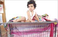 ابنها حسين يجلس فوق قفص النمرين