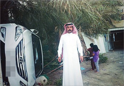 عبدالرحمن العجمي بجوار «النائمة على جنبها» بعد اقتحامها لحديقة منزله 