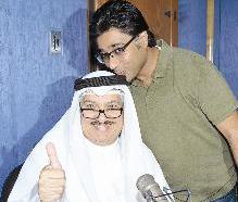 مايك مبلتع يقبّل رأس حسن 