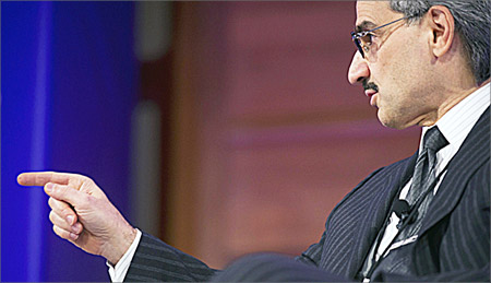 الصورة التي بثتها شبكة «بلومبرغ» للوليد خلال لقائه معها