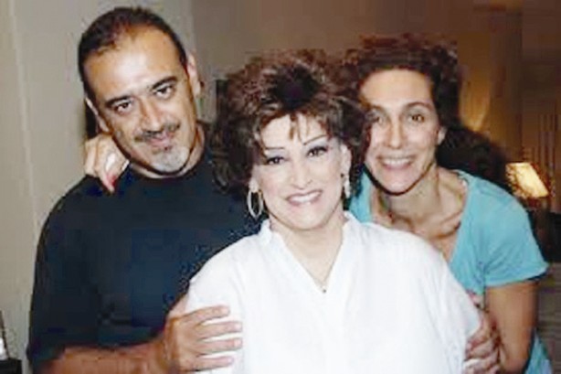 تتوسط ابنيها رياض ووداد