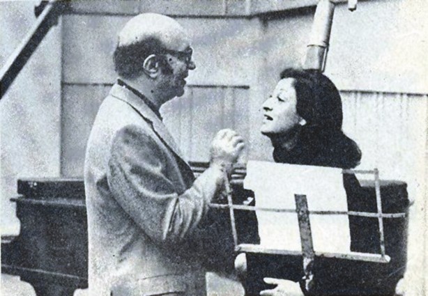 تؤدي بروفة إحدى اغنياتها مع موسيقار الأجيال محمد عبد الوهاب