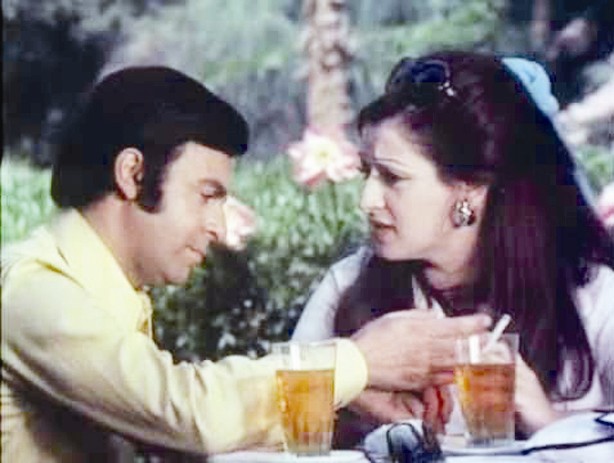 في مشهد من فيلم «حكايتي مع الزمان» مع الفنان سمير صبري