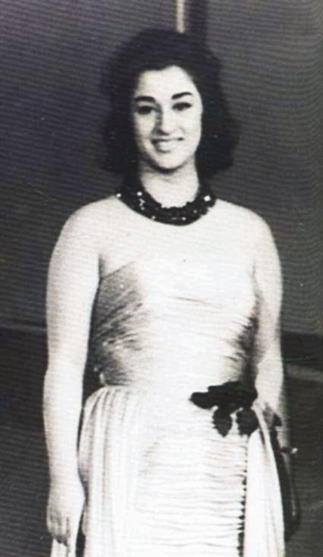 تحيي إحدى الحفلات في بداياتها