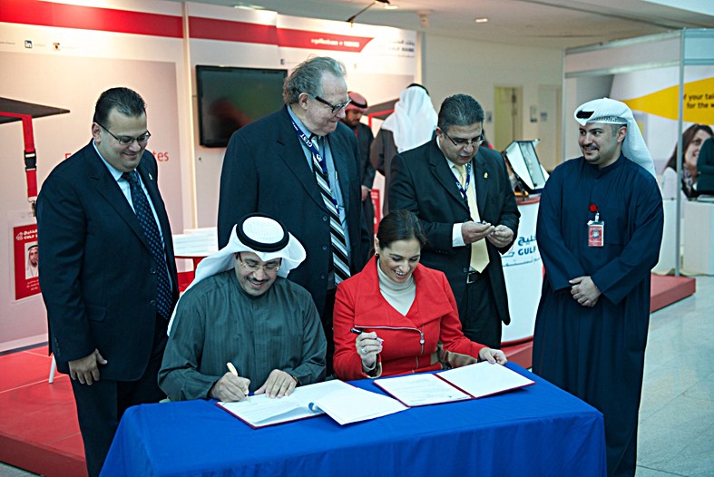الحجاج توقع اتفاقية بنك الخليج مع الجامعة
