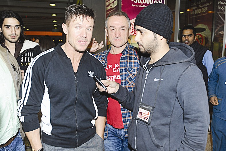 فيليكس متحدثاً للزميل علاء محمود (تصوير زكريا عطيّة)