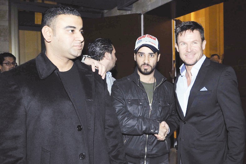 الزميل علاء محمود يصافح فيليكس (تصوير زكريا عطيّة وكرم ذياب)