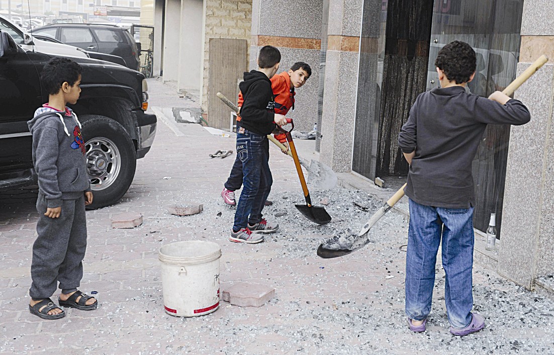 u0627u0644u0623u0637u0641u0627u0644 u064au0643u0646u0633u0648u0646 u0627u0644u0623u0631u0636 u0645u0646 u0627u0644u0632u062cu0627u062c u0627u0644u0645u062du0637u0651u0645 (u062au0635u0648u064au0631 u0632u0643u0631u064au0627 u0639u0637u064au0651u0629)