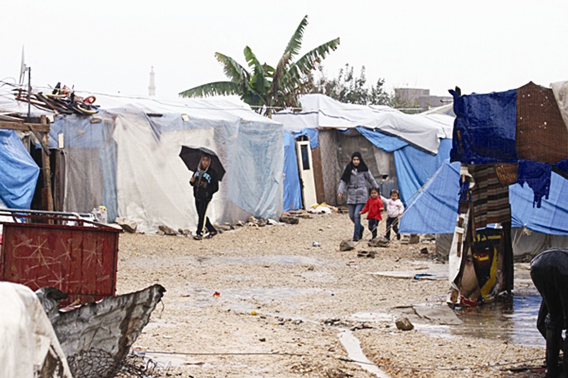 u0646u0627u0632u062du0629 u0641u0644u0633u0637u064au0646u064au0629 u0645u0646 u0633u0648u0631u064au0629 u0645u0639 u0637u0641u0644u064au0647u0627 u0641u064a u0627u0644u0645u062eu064au0645 u0627u0644u062cu062fu064au062f (u062eu0627u0635 - u00abu0627u0644u0631u0627u064au00bb)