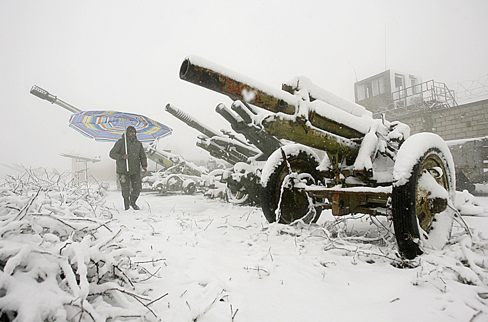 u0631u062cu0644 u064au062du0645u0644 u0645u0638u0644u0629 u0648u064au0633u064au0631 u0639u0644u0649 u0627u0644u062bu0644u062c u0642u0631u0628 u0645u062fu0641u0639 u062eu0644u0641u062au0647 u0627u0633u0631u0627u0626u064au0644 u0641u064a u0628u0644u062fu0629 u0627u0644u062eu064au0627u0645 u062cu0646u0648u0628 u0644u0628u0646u0627u0646 (u0627 u0641 u0628)