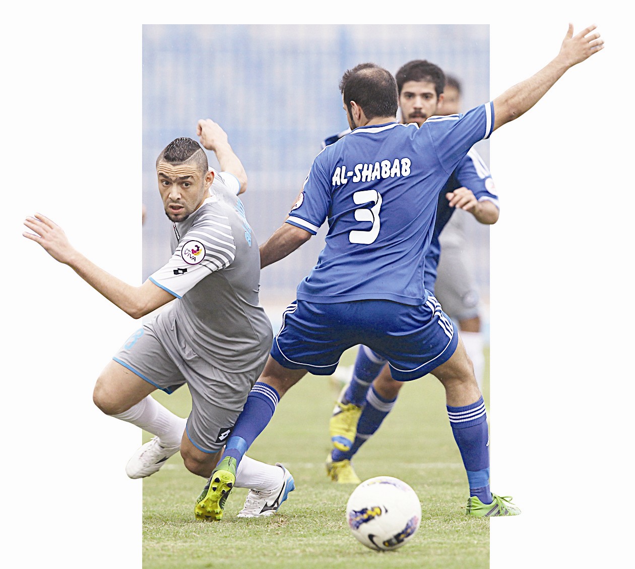 عدي الصيفي يحاول اختراق دفاع الشباب