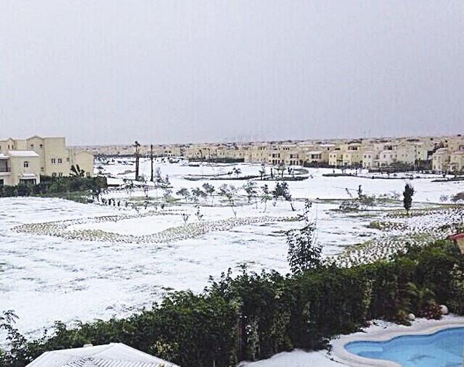 ضاحية مدينتي القريبة من القاهرة غطتها الثلوج