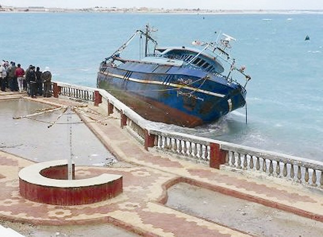 «الأمير فادي» جنحت على شاطئ مطروح