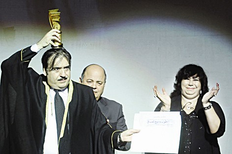 u0627u0646u0637u0648u0627u0646 u0648u062fu064au0639 u0627u0644u0635u0627u0641u064a u064au0631u0641u0639 u062fu0631u0639 u0627u0644u062au0643u0631u064au0645 u0639u0644u0649 u0631u0623u0633u0647