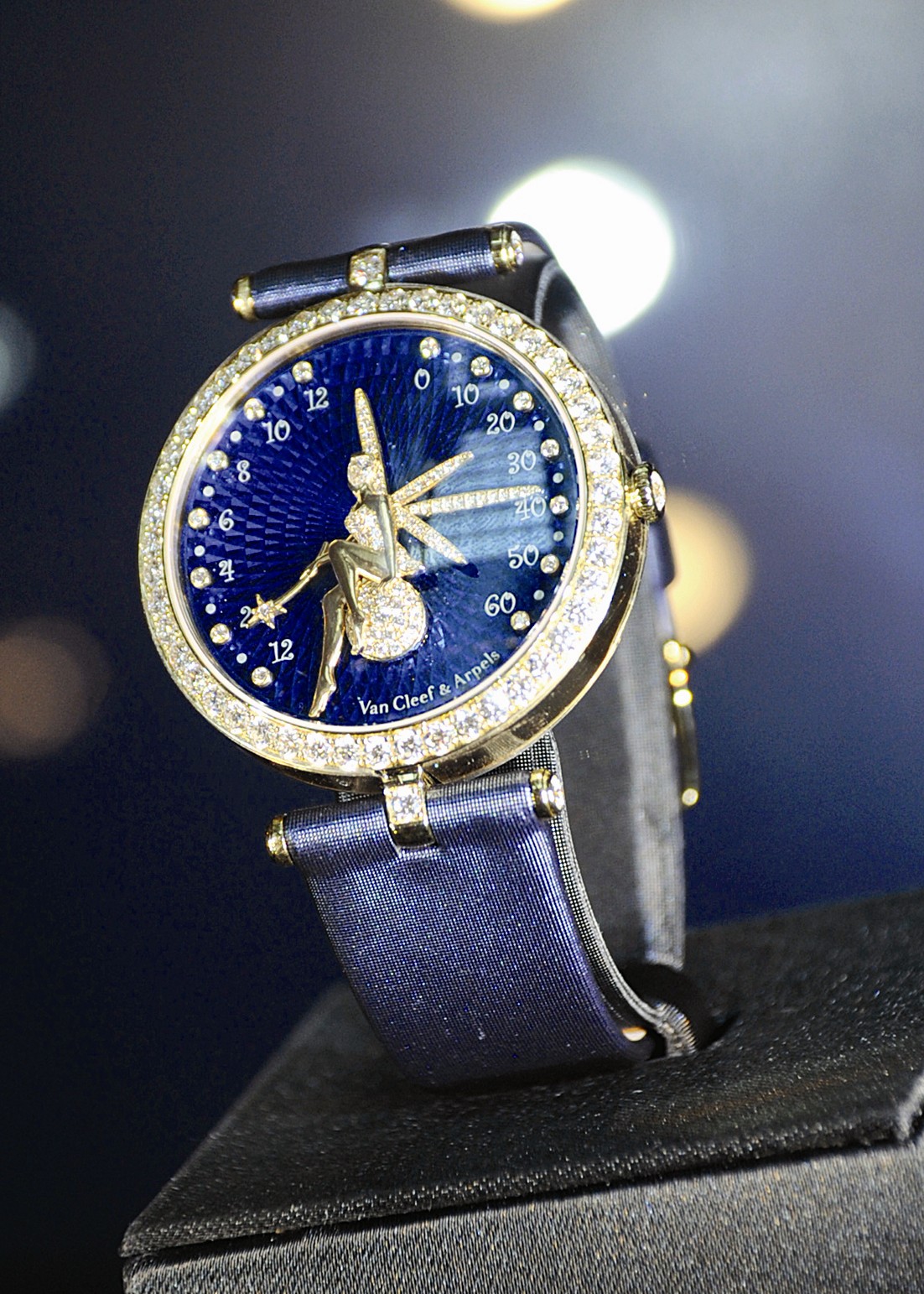 الجنية الجميلة تزين ساعة «لايدي آربلز فيري»