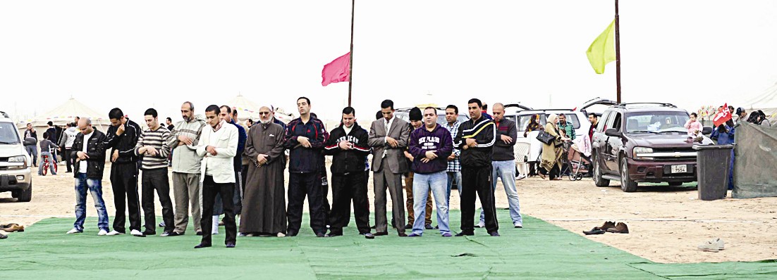 المشاركون في الحفل يؤدون الصلاة (تصوير نايف العقلة)