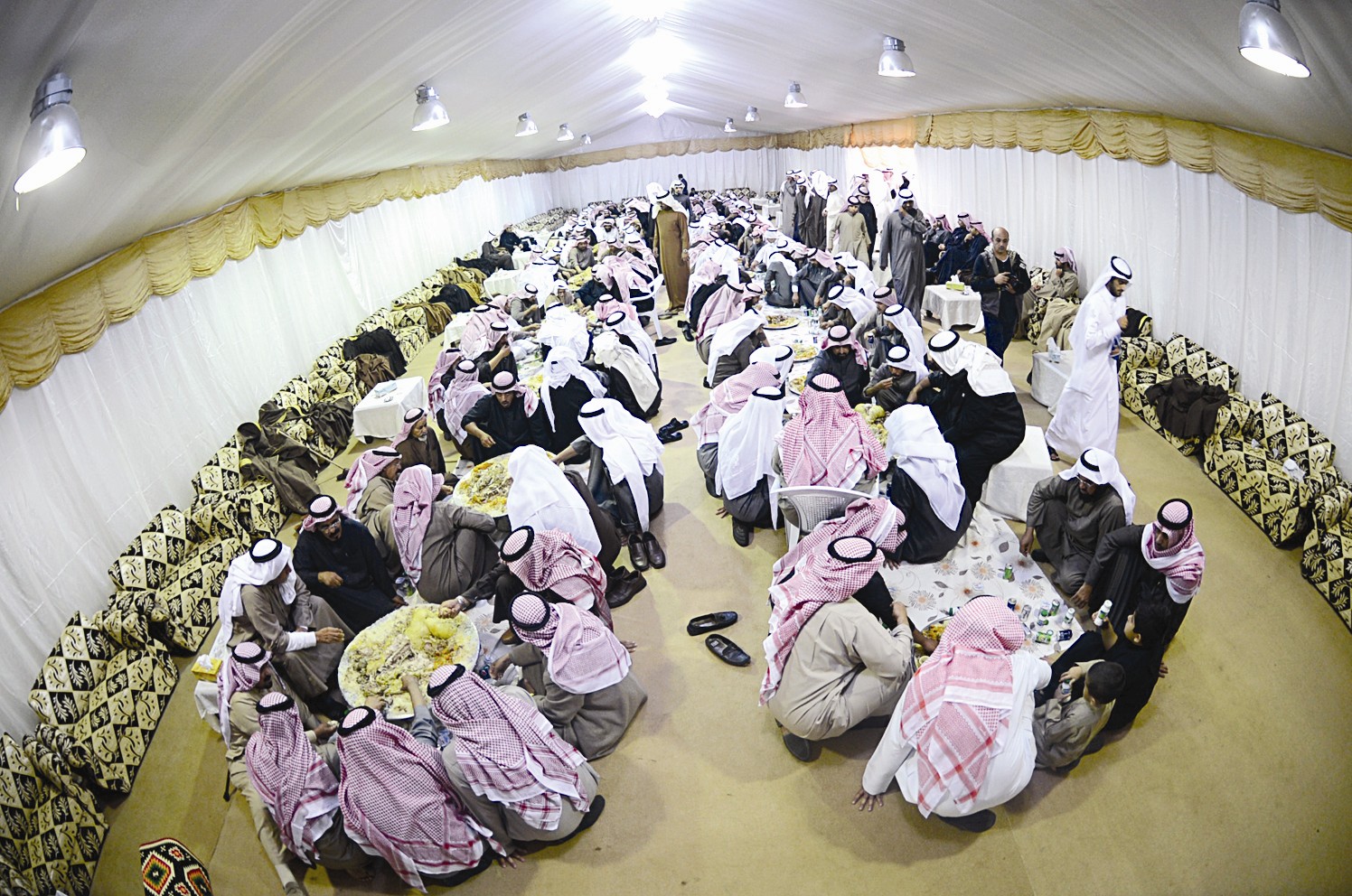 الضيوف يتناولون طعام الغداء