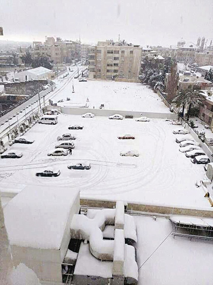 الثلج غطى «التجمع الخامس» في القاهرة الجديدة