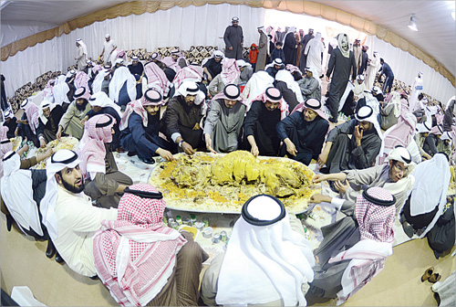 اجتمع عدد من أبناء قبيلة السهول ووجهاء القبائل والنواب الحاليين والسابقين إلى مائدة أحمد حمد البديح في بر أم الهيمان، في «جلسة كويتية» خلطت بين جمال البر وحلاوة العادات الكويتية وأجواء السياسة