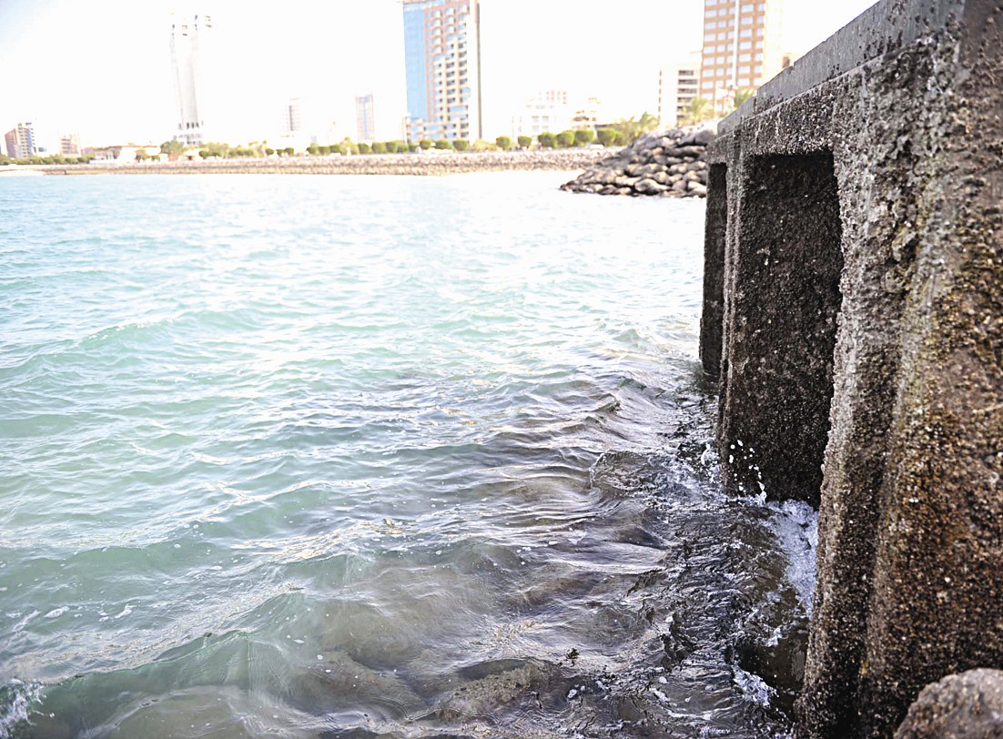 المياه الملوثة في طريقها إلى الـ «جون» مخالفات على الساحل