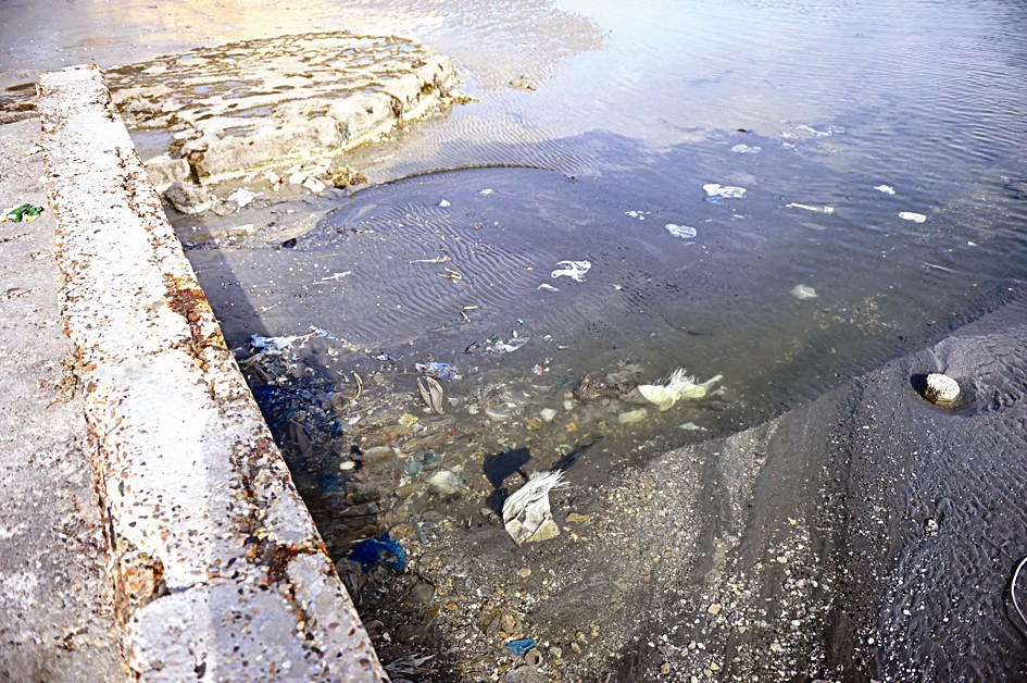 ... وتشكل بحيرة من التلوث