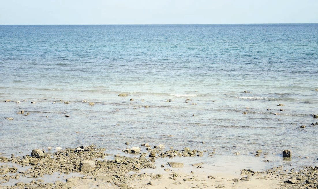 لون المياه بين الأسود والأزرق