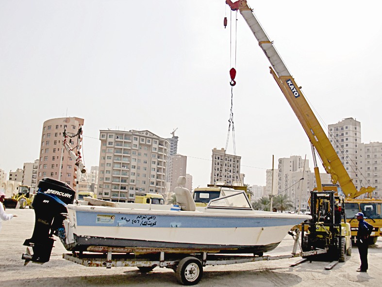 ... وقارب مخالف