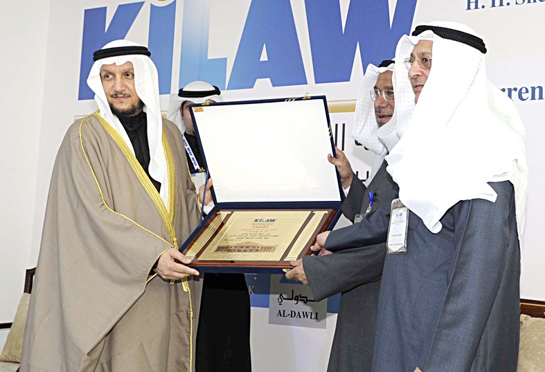 درع تكريمية (تصوير نايف العقلة)