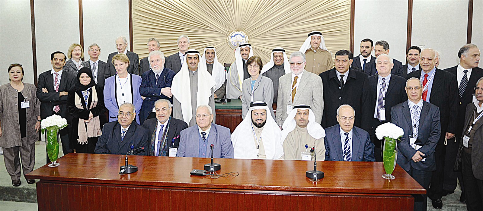 رئيس مجلس الأمة متوسطا اعضاء الهيئة التدريسية والادارية في قاعة المحكمة الصورية