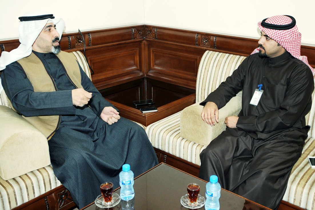 الصالح والعارضي يتحدثان للزميل محمد نزال (تصوير جاسم البارون)