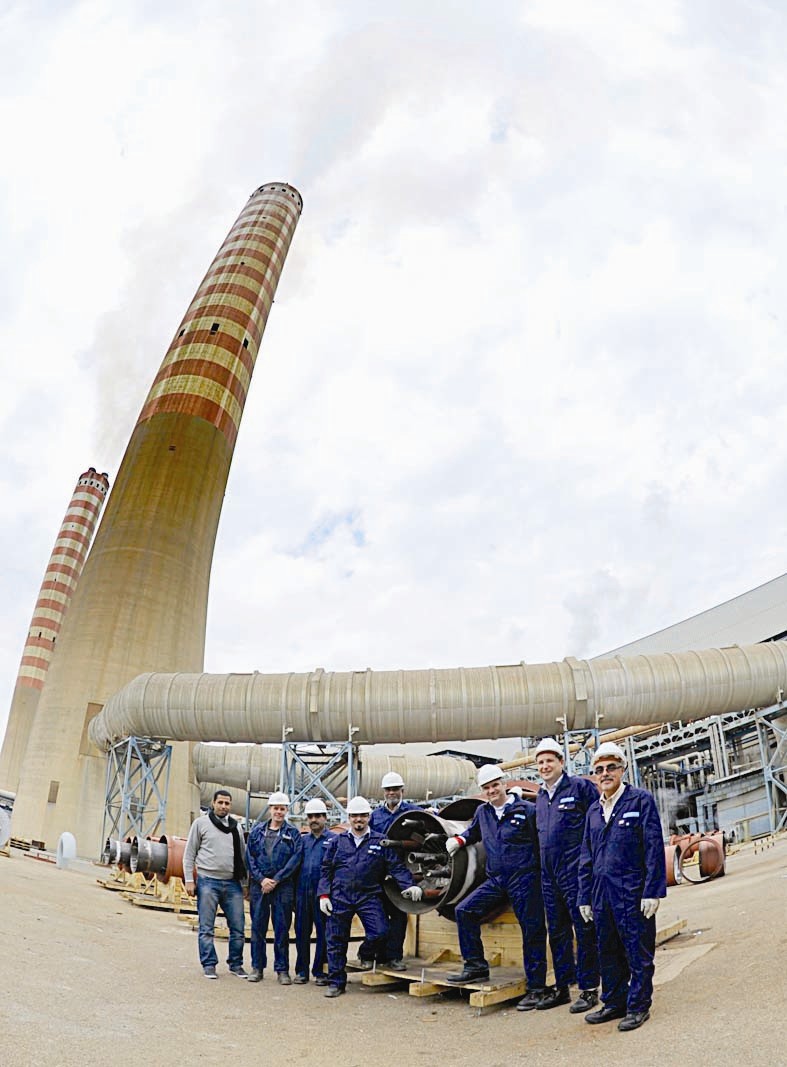 فريق عمل الشركة المكلف باستبدال الغلايات