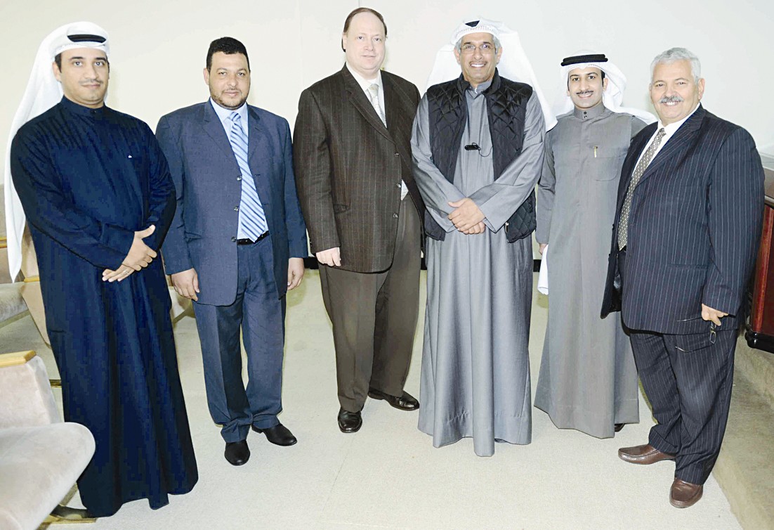 u0627u0644u062cu0644u0627u0647u0645u0629 u0645u0639 u0641u0631u064au0642 u0639u0645u0644 u0627u0644u0634u0631u0643u0629 (u062au0635u0648u064au0631 u0637u0627u0631u0642 u0639u0632u0627u0644u062fu064au0646)