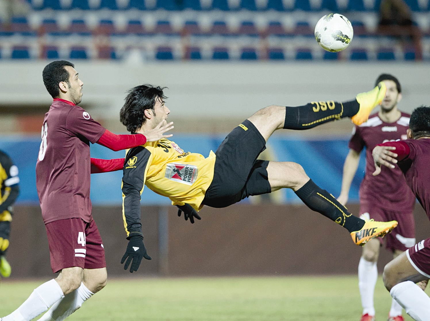 u0639u0645u0631 u0627u0644u0633u0648u0645u0629 u0627u0644u0630u064a u0633u062cu0644 u0647u062fu0641u064a u0627u0644u0642u0627u062fu0633u064au0629 u064au0637u064au0631 u0644u062au0633u062fu064au062f u0627u0644u0643u0631u0629 (u0627u0644u0623u0632u0631u0642 u00abu062fu0648u062a u0643u0648u0645u00bb)