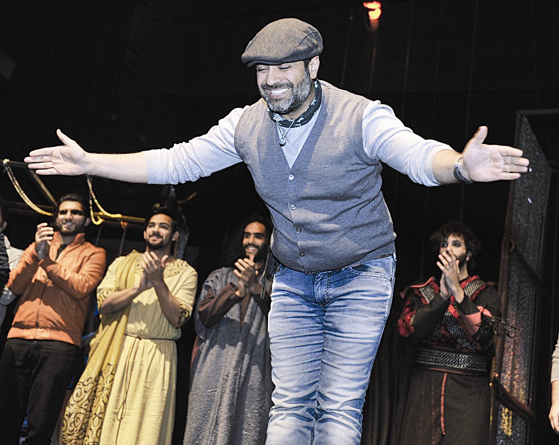 خالد أمين ينحني لجمهوره بعد انتهاء العرض (تصوير جاسم البارون)