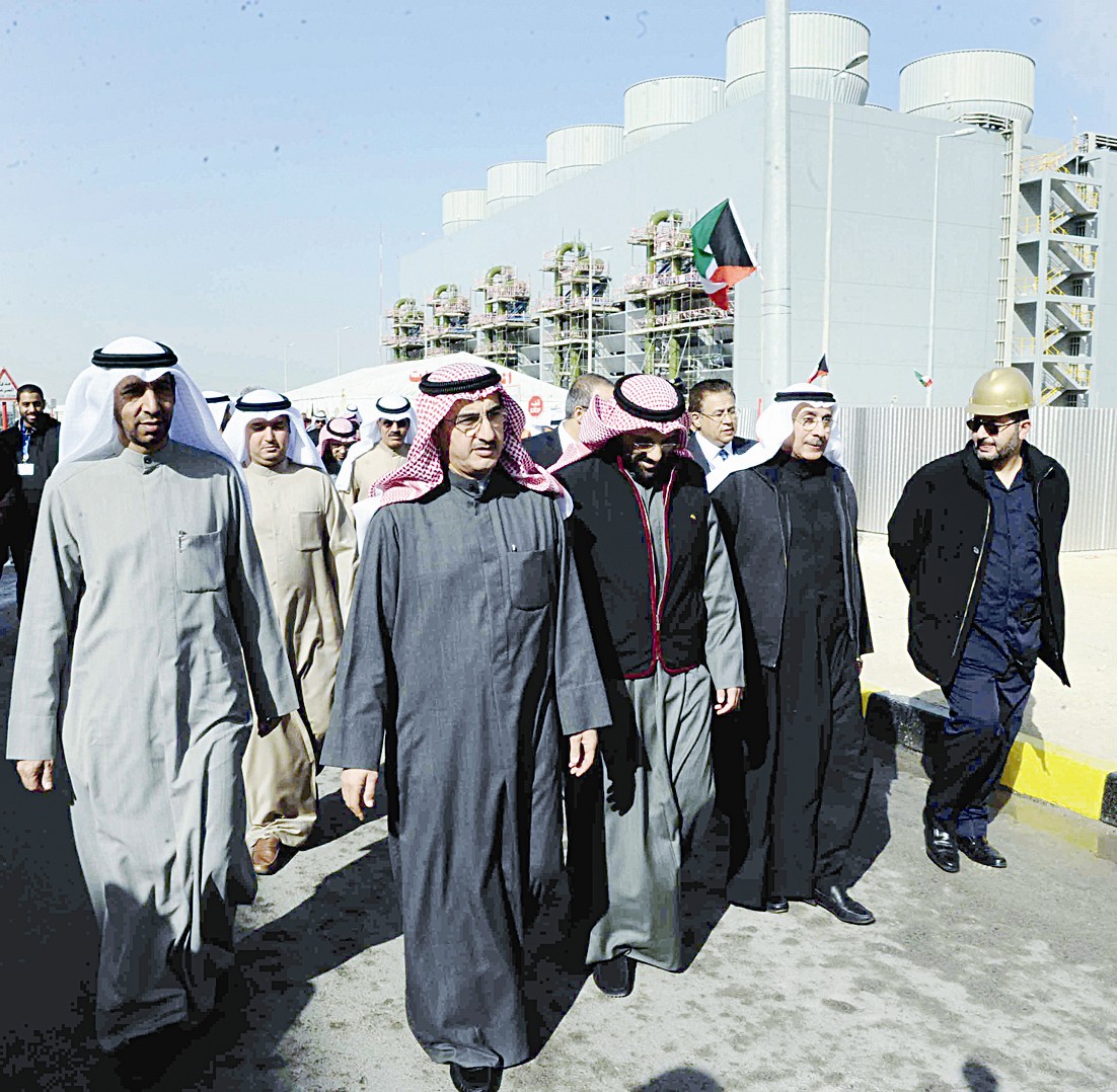 وزير الكهرباء وقياديو الوزارة خلال الجولة