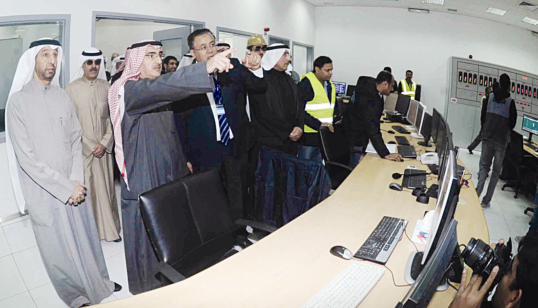 الوزير الابراهيم والجسار يطلعان على مشروع المحطة (تصوير طارق عز الدين)