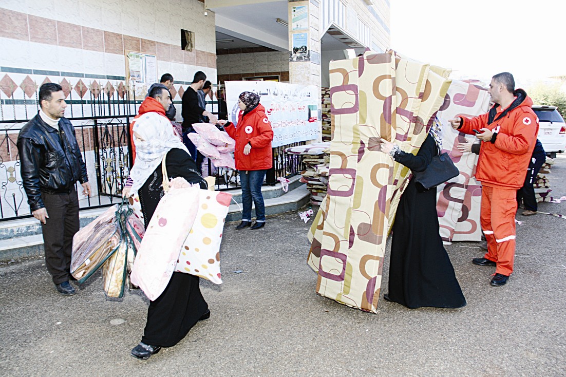 جانب من توزيع المساعدات