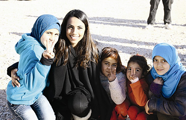 أطفال المخيم مع إحدى موظفات المفوضية