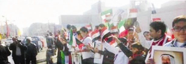 أطفال بورسعيد يرفعون صور الأمير وأعلام الكويت احتفالا بافتتاح الميدان