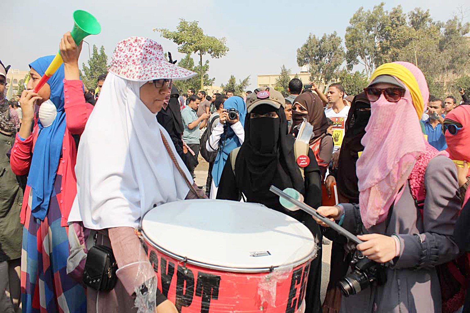 u0637u0627u0644u0628u0627u062a u0645u0646 u00abu0627u0644u0627u062eu0648u0627u0646u00bb u064au0642u0631u0639u0646 u0627u0644u0637u0628u0648u0644 u0641u064a u062cu0627u0645u0639u0629 u0627u0644u0627u0632u0647u0631 (u062eu0627u0635 u00abu0627u0644u0631u0627u064au00bb)