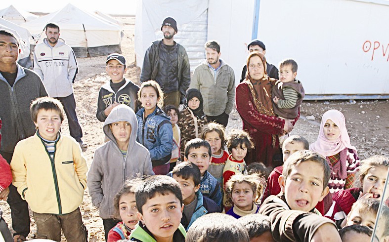 عدد من اللاجئين السوريين