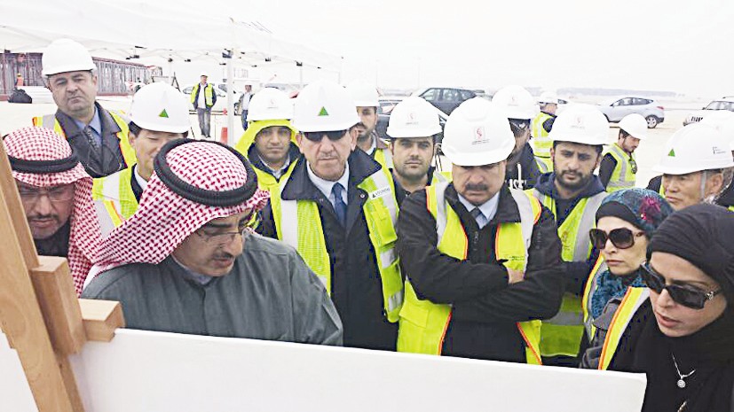 ... ويطلع على تصاميم المشروع