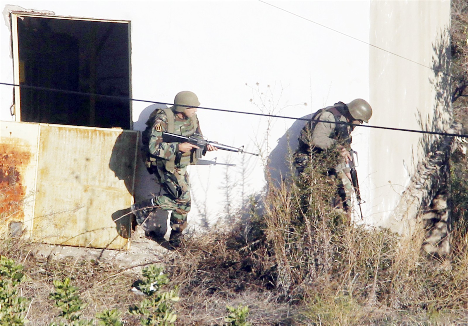 u0639u0646u0635u0631u0627u0646 u0645u0646 u0627u0644u062cu064au0634 u0627u0644u0644u0628u0646u0627u0646u064a u062eu0644u0627u0644 u0645u062fu0627u0647u0645u0629 u0642u0631u0628 u0635u064au062fu0627 u0627u0645u0633 (u0631u0648u064au062au0631u0632)