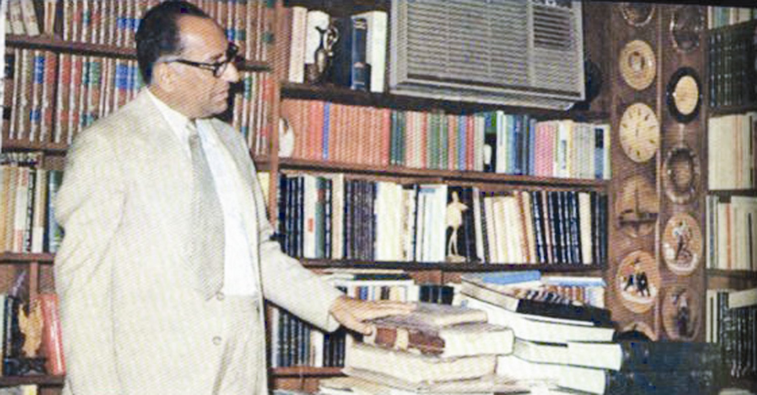 الأديب عبد العزيز حسين في مكتبته سنة 1972 م